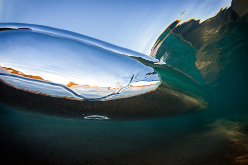 mymodernmet:Interview: Warren Keelan Captures Stunning Ocean Waves That Look Like Brushstrokes of Pa