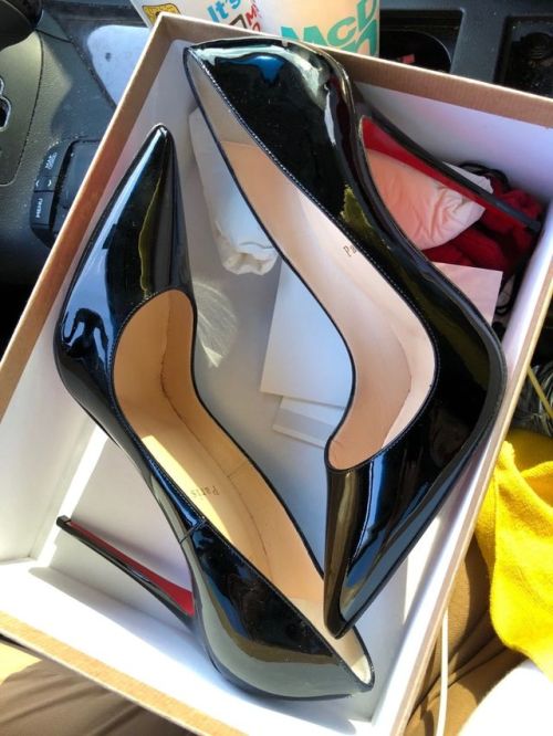 sissy-seolhwee:Christian Louboutin So Kate정말 갖고 싶은 하이힐….ㅠㅠ누가 사줄사람 없나….