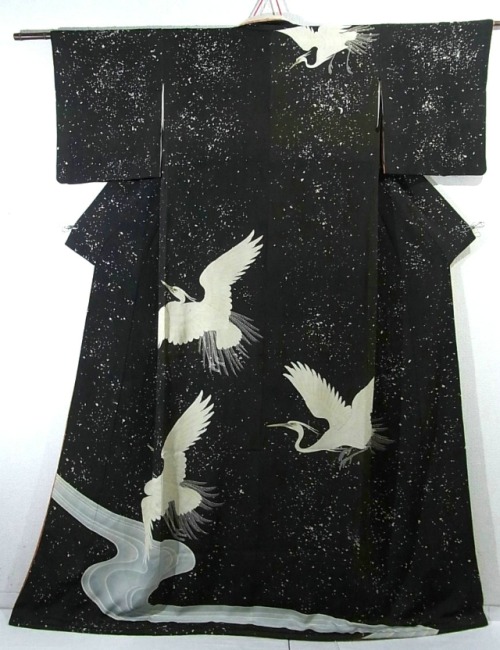 Breathtaking geisha’s hikizuri/susohiki (trailing kimono), with shirasagi (white heron) flying