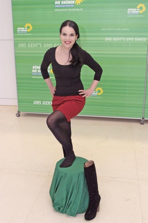 sexigapolitiker:  German Die Grüne politician Agnès Krumweide taking off one boot in a PR-stunt in favour of the landmines ban treaty. 