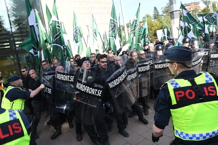 imoldbutimstillintothat:  marxistbarbie:   marxistbarbie:  europeans: ha dumb americans!!