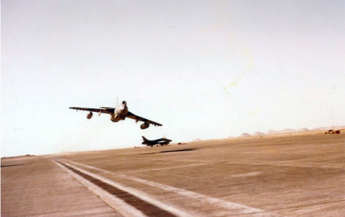 flytofight:  The Royal Air Force of Oman (formally the Sultan of Oman’s Air Force) flies several European and U.S. aircraft, some of which are maintained and even flown by expatriates.  Pictured above are Hawker Hunters and SEPECAT Jaguars having some