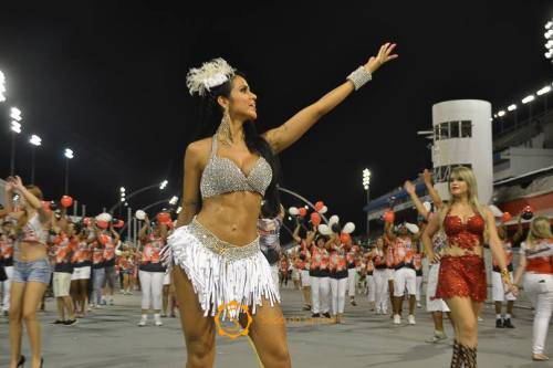 DAI MACEDO a Morena MISS BUMBUM Eterna no ensaio da Dragoes da Real 