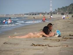 Naked on optional clothes beach. Desnudas en playas mixtas.