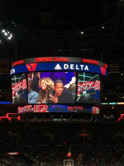 yivialo:  Beyoncé & Jay Z at the Nets Vs. Clippers game tonight