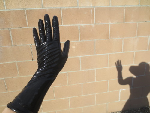 https://gloveslover.tumblr.com/post/144210703178