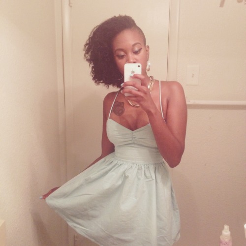 baberellafox:  honestly how is this dress supposed to support my thiddies 