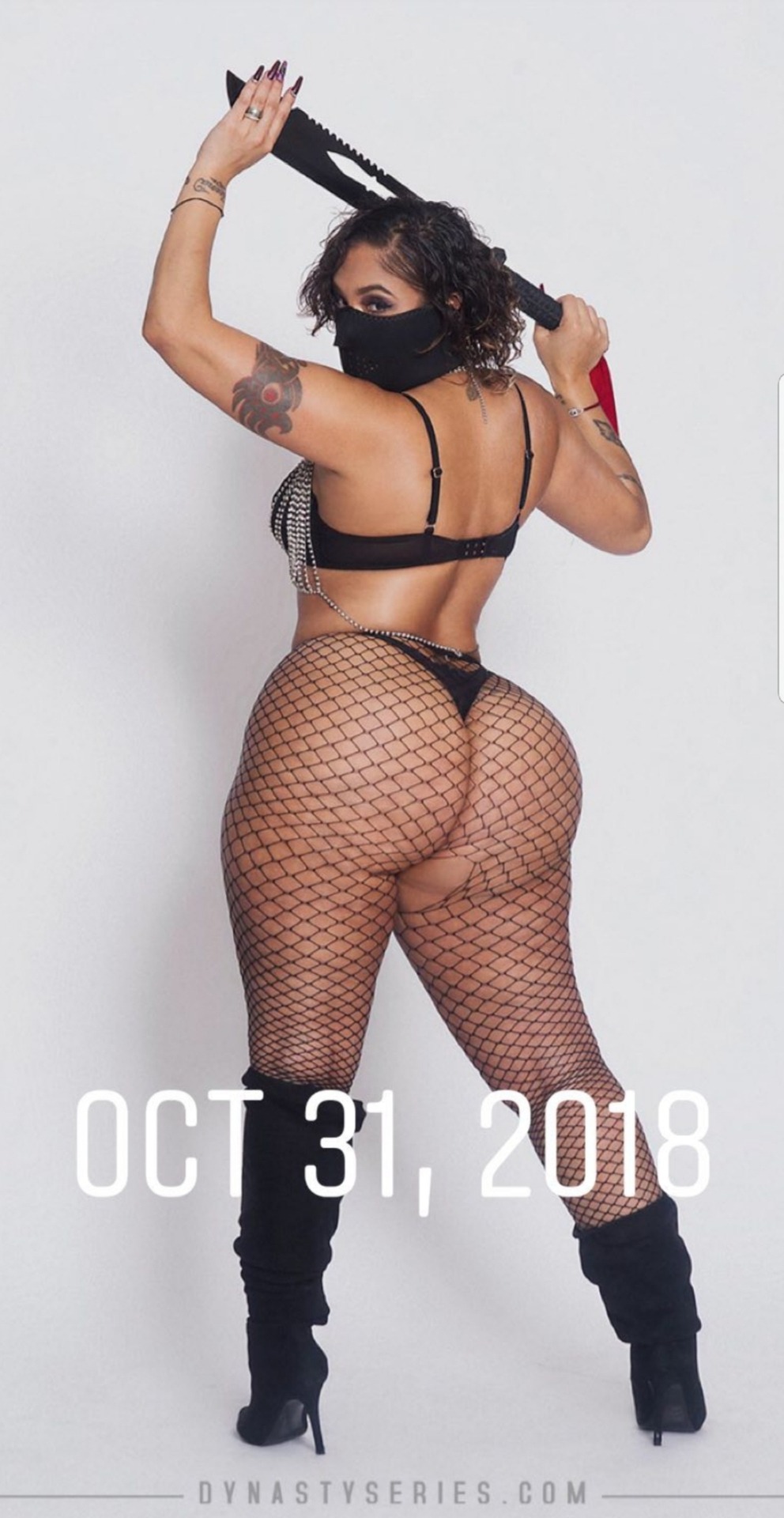juicycurvyculonas:  IG .  THE_SCARLETT_FEVER She ready for anything 
