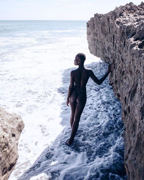 williambeauplant: Model @jessswaitonit   #portrait #photooftheday #afropunk #afrocentric #art #shoot  #50shadesblack #Model #teammelanin #body #beach