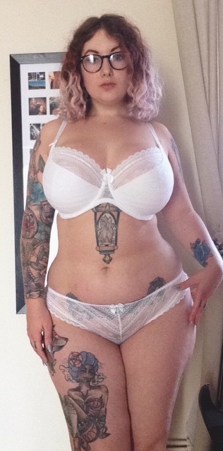 pawgcommander:  Beautiful curves on @galdalou