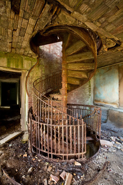 sixpenceee:  &ldquo;Help me I’m being held here against my will.&rdquo; - In the 1950’s North Brother Island was used as a rehab facility for people addicted to heroin. They were locked in rooms and left to sweat it out until they were clean, causing