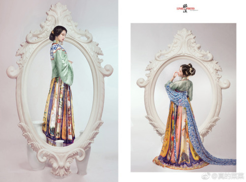 dressesofchina: A  hanfu cosplay of the famous Qing-dynasty porcelain vase 各种釉彩大瓶, currently on