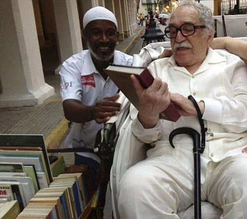 bookporn:  La Carreta Literaria ¡Leamos! de Cartagena (Cartagena’s Literary Wagon, Let’s read!). Martín Murillo Gómez has been traveling with his wagon through Cartagena, Colombia. His is the only wagon that transports books. He lends the books