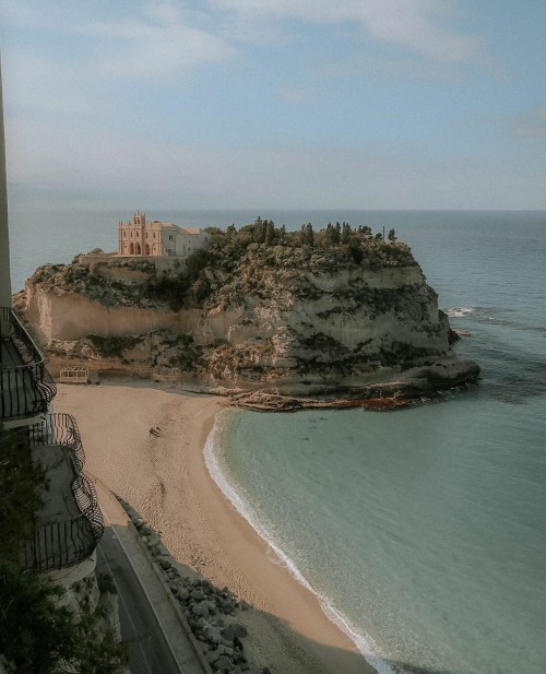 growaglow:Tropea (Calabria, Italy)Photos by @acriativelife on Instagram