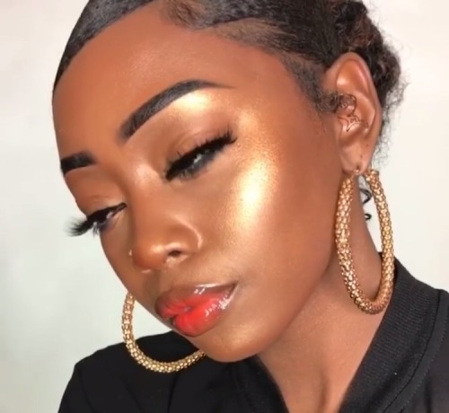 sistermaryfake:  smashbike:  smashbike:  lyssamaxiscute:  kiskeya-kreyol:  cashhhmani:  onyourtongue: 😍😍😍  Her editing is unparalled by any other MUA on YouTube.   Her IG is @ wvrthy and her youtube channel info is on there. She makes and sells