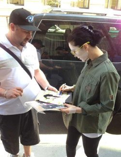 boringangel:  vietbitch: fan bingbing signing autographs while wearing a sheet mask  me 