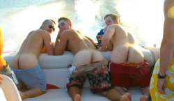arcticboxing:  3 butts in a boat 