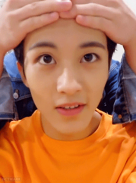 nctmark:taeil playing with mark