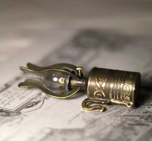 steampunkxlove:steampunktendencies:Steampunk USB LampADORABLE