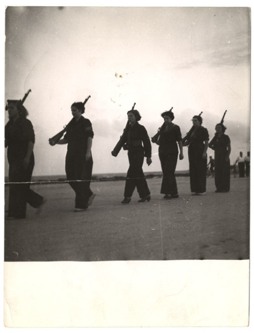 Gerda Taro  [Republican militiawomen training on the beach, outside Barcelona], 1936