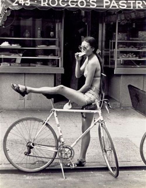 nycnostalgia:  Rocco’s Pastry, 1980