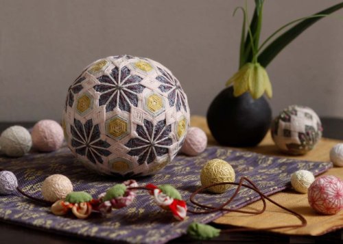 thekimonogallery:Temari. “With a history of well over a thousand years, the balls of geometric threa