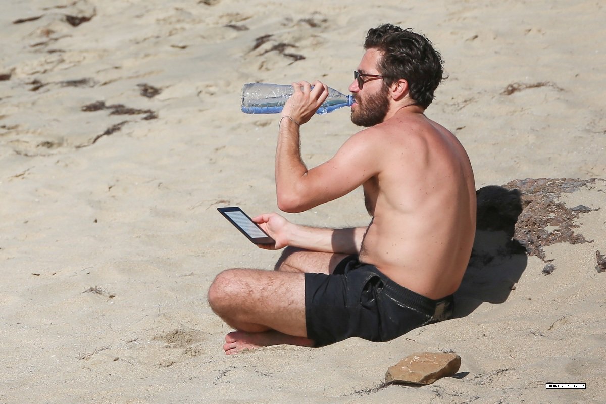 gyllenhaalbr:  Mais fotos de Jake Gyllenhaal na praia em St Barts, Jan 6th