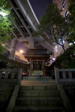 riri-neko:  Temple under the highway - Nihonbashiby