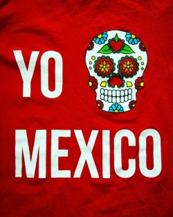 mexicografico:  Porque en México siempre hemos sabido que la muerte no es un fin sino un comienzo; hacemos una fiesta para recibir una vez al año la esencia de nuestros seres queridos que se adelantaron y comenzaron antes que nosotros.   Día de muertos