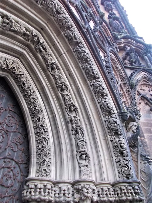 futuristicgentlemenengineer:  charlesreeza: Lichfield Cathedral, Staffordshire, England - Photo by Charles Reeza   ⚜️