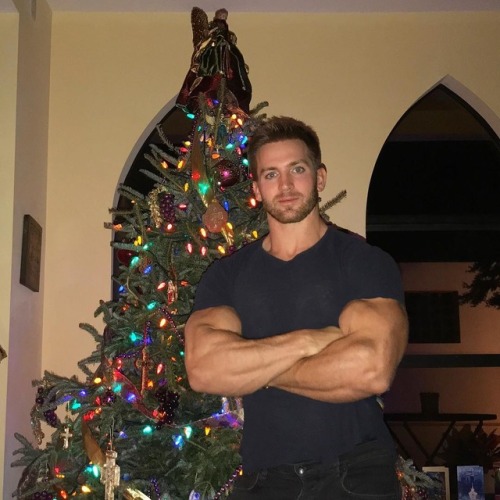 secretescapeff:  bicepsinsleeves:  Adam Chartlton , Built like a Machine!   Omg - he is so sexy, handsome, damn biceps and a cute smile ….