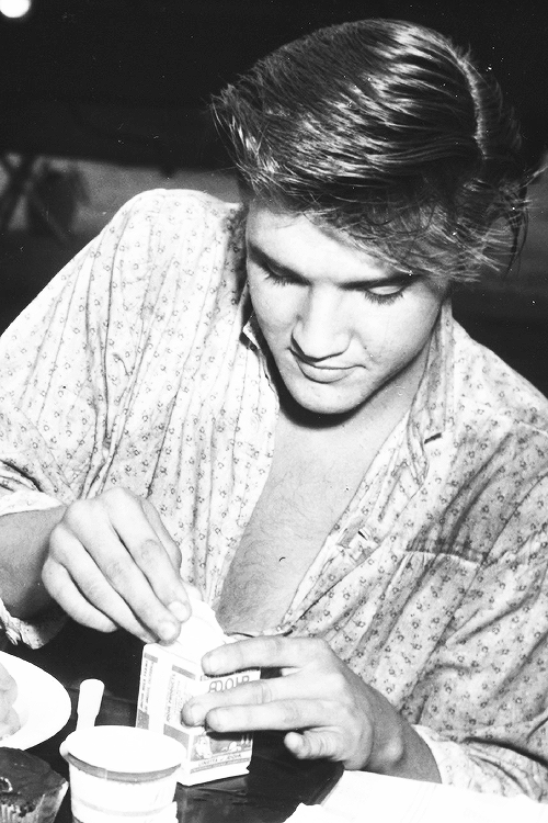vinceveretts:  Elvis during a break on the filming of “Love Me Tender”, 1956.
