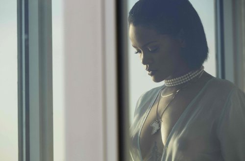 nudecelebsblog:  Rihanna Topless