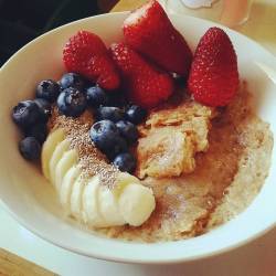 I&rsquo;m a bit of a weird purist when it comes to some foods. I&rsquo;m very skeptical to try an old favourite in new ways. I really felt like some weet-bix, I usually have them warm with milk and raw sugar. So today I added fruit and chia. #270calories