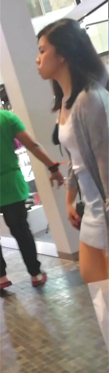 malaysianstorys: Saw this girl was walking alone in the mall and just follow her until she go up esc