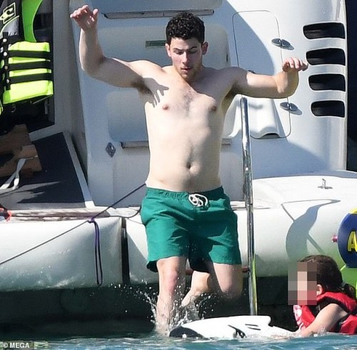 bigboldblog:belliesnass-deactivated20190806:Nick Jonas’ impending weight gain is killing me! I just want his love handles and belly to explode! And that ass in the first pic is so fat! I love the fat spilling over his tight waistband in the last