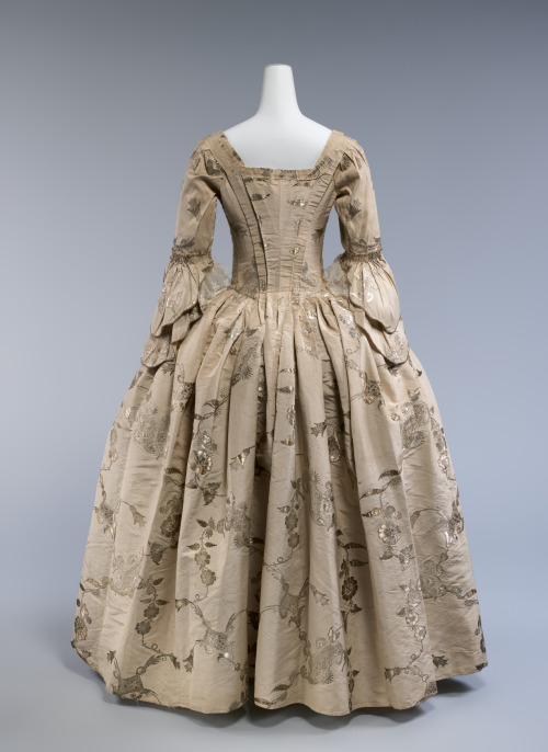 fripperiesandfobs:Robe à l’anglaise ca. 1747, altered 1770′sFrom the Metropolitan Museum of Art