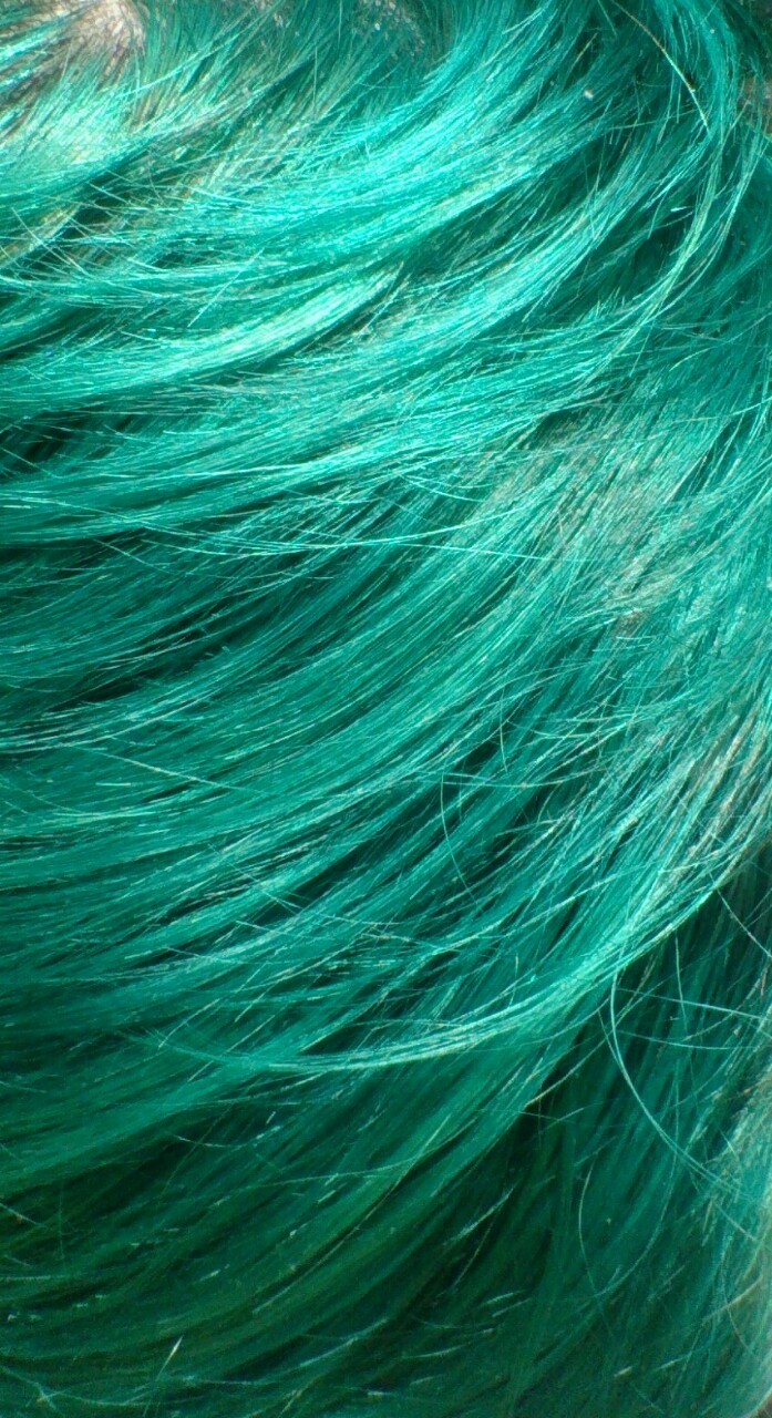 trulytired:Body comparison my hair vs the ocean today