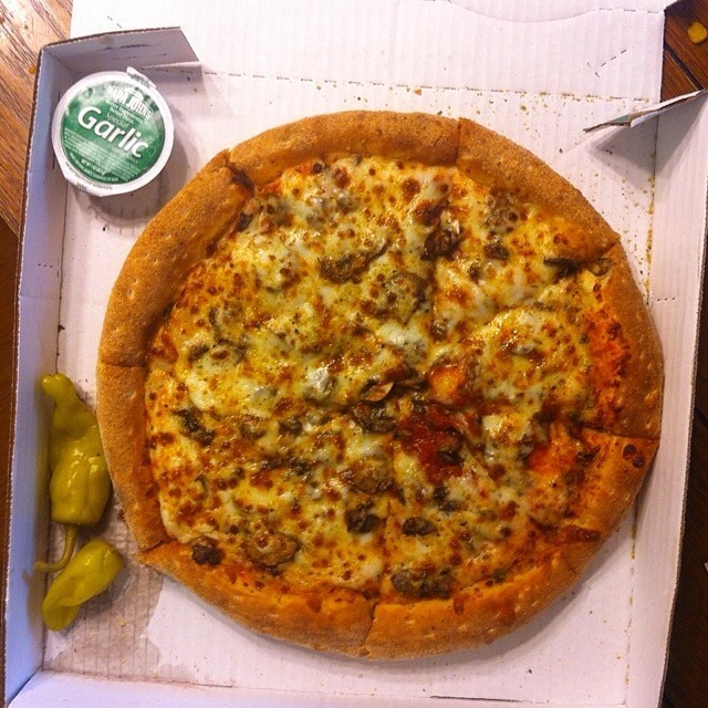 staceyelizzabethh:  I finally got my pizza today. 🍕  (at Booty City)