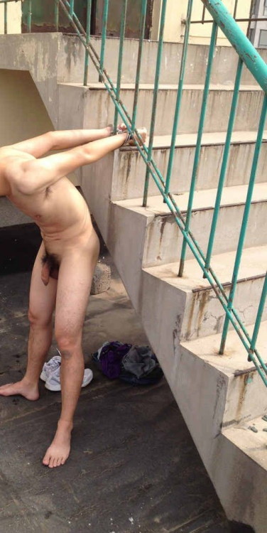 http://youngguystieduphotfeet.tumblr.com/post/145352731763