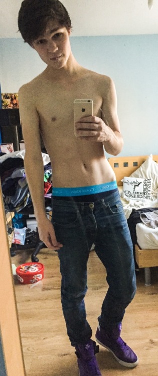 im-a-britishboy: Getting ready, going out for he first time since last year lmao  Love his purple Su