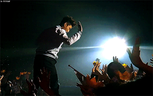 s-tttop:  11:04 - THE TOP HOUR D-400 Top highfiving VIPS