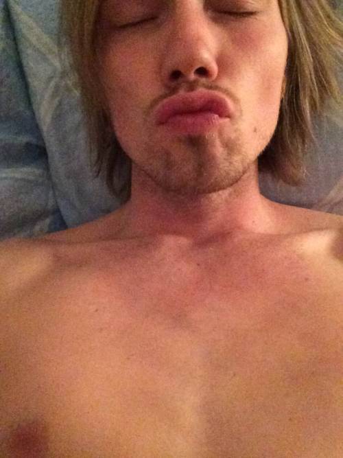 nakedguysfromkik:  Treasure :)  next post, his cum!