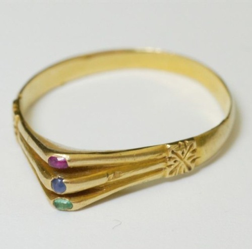 medievalvisions:Gold triple stone ring, 13th century.
