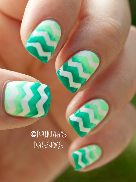 paulinaspassions:  Green Gradient Chevrons :) http://paulinaspassions.com/31dc2013-day-04-green-chevron-gradient-nails/