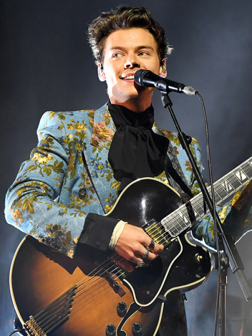 styleslookbook: Harry wore a custom Gucci floral printed suit for his show at Los Angeles’ Gre