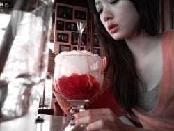 asiavoyeur:  sweet girl eating desert