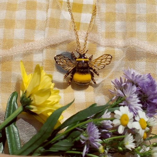 dsknsk:sosoullight:sosuperawesome: Bumble Bee and Honey Bee JewelryGood After Nine on Etsy Chonky b