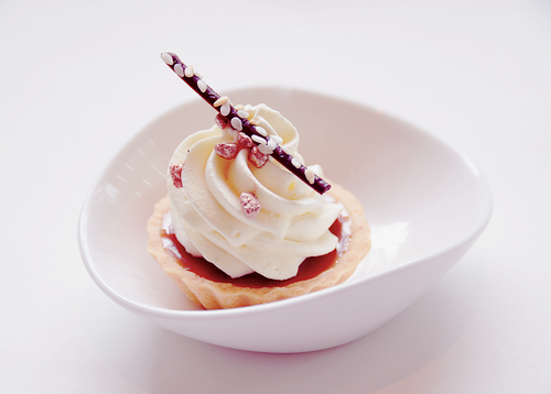 hana-ku:  Banana Toffee Creme Tart (by Apprecie)                 