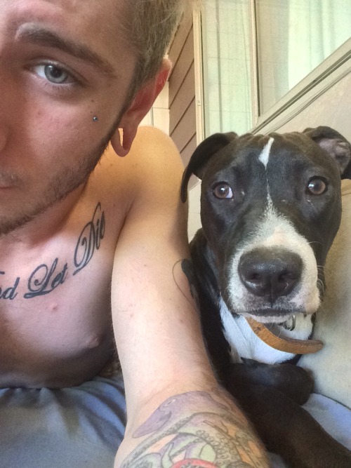 blakeliversage: Trying to take selfies with your animals This is real shit right here that everyone 